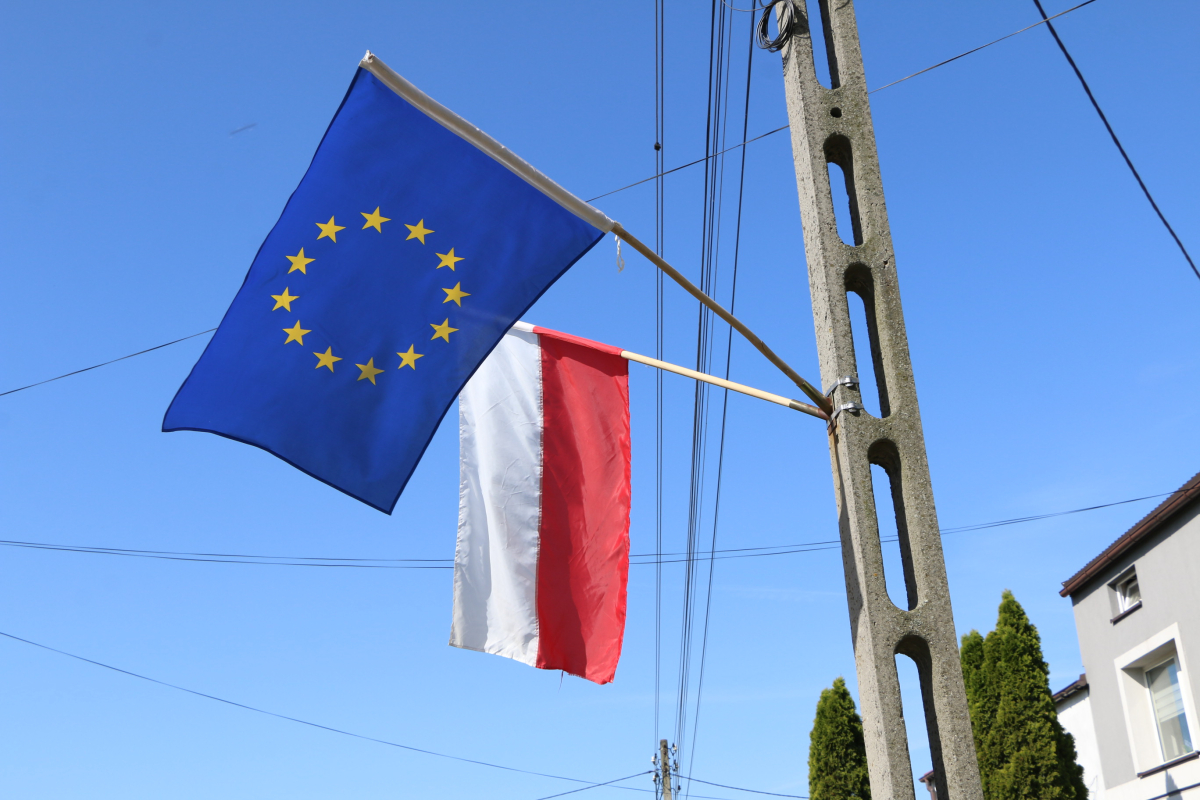 Zdjęcie przedstawia flagę Polski oraz Unii Europejskiej