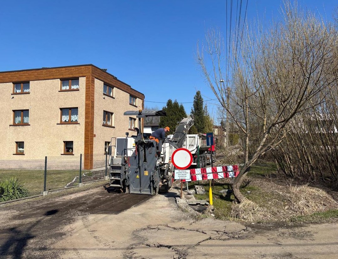 Zdjęcie przedstawia drogę podczas remontu