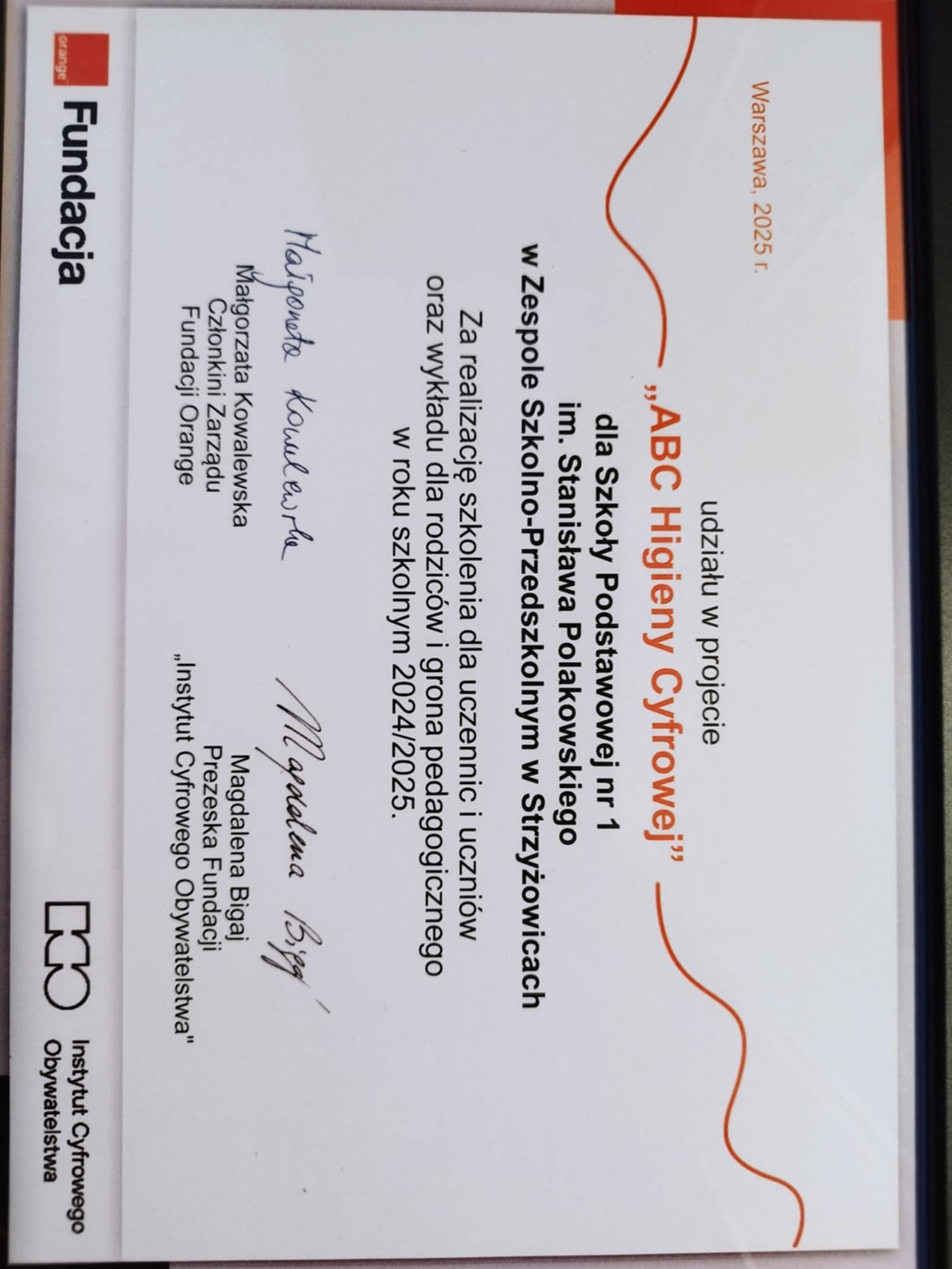 Zdjęcie przedstawia dyplom 