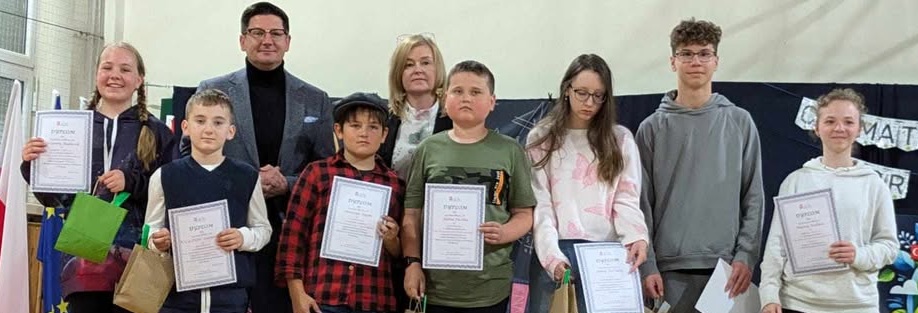 Zdjęcie przedstawia grupę ludzi