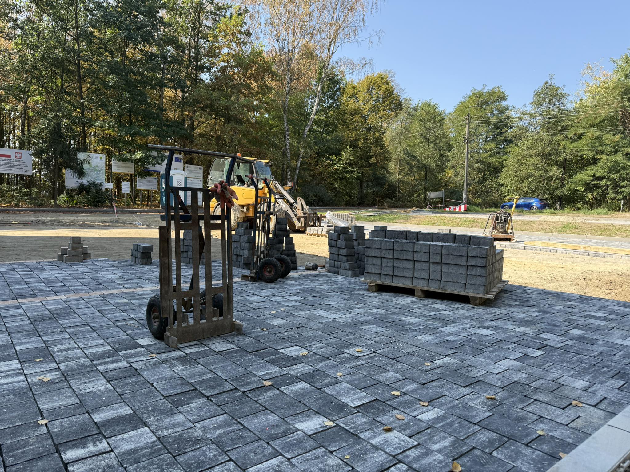 Zdjęcie przedstawia kostke brukową