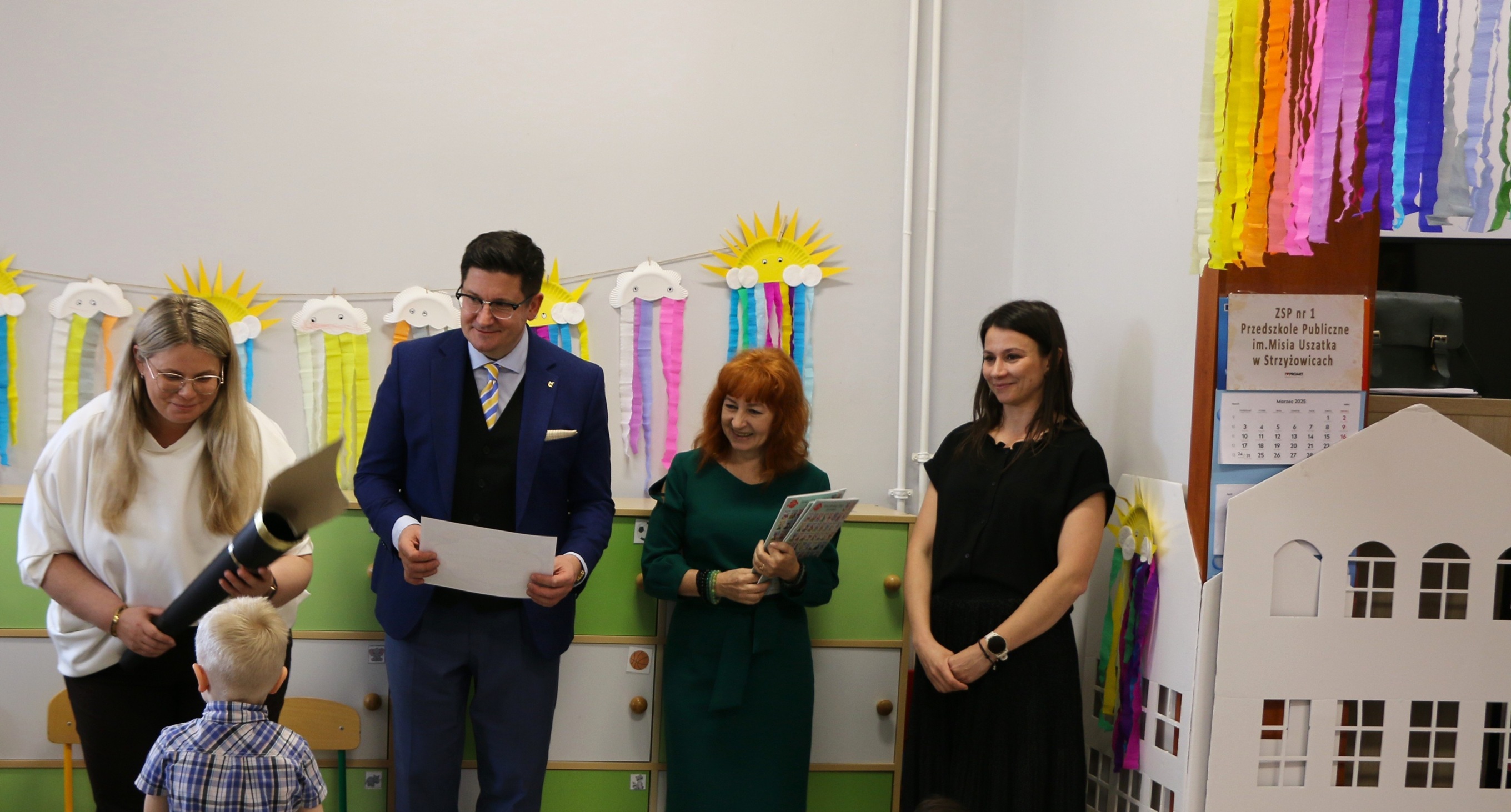 Zzdjecie przedstawia dorosłych i dzieci
