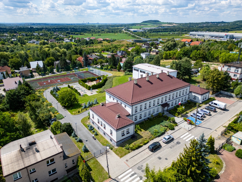 Zdjęcie przedstawia szkołę z lotu ptaka