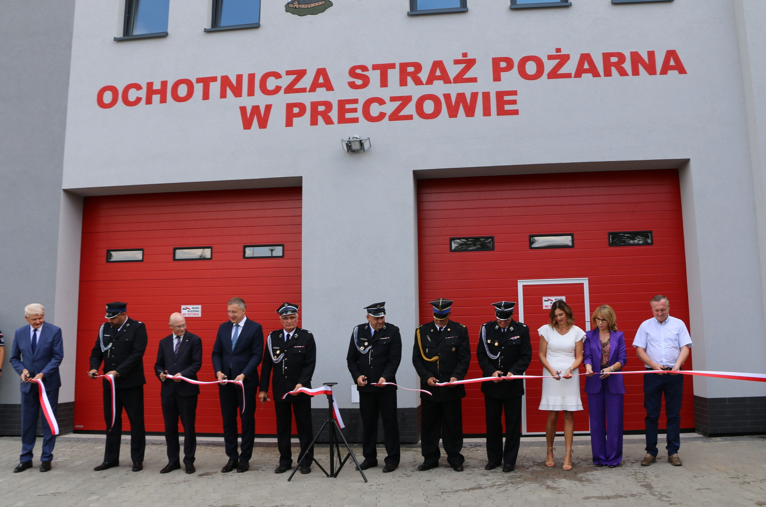 Zdjecie przedstawia ludzi przecinajacych wstege otwarcia