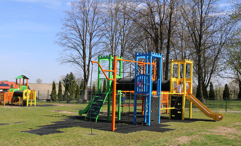 Zdjęcie przedstawia plac zabaw
