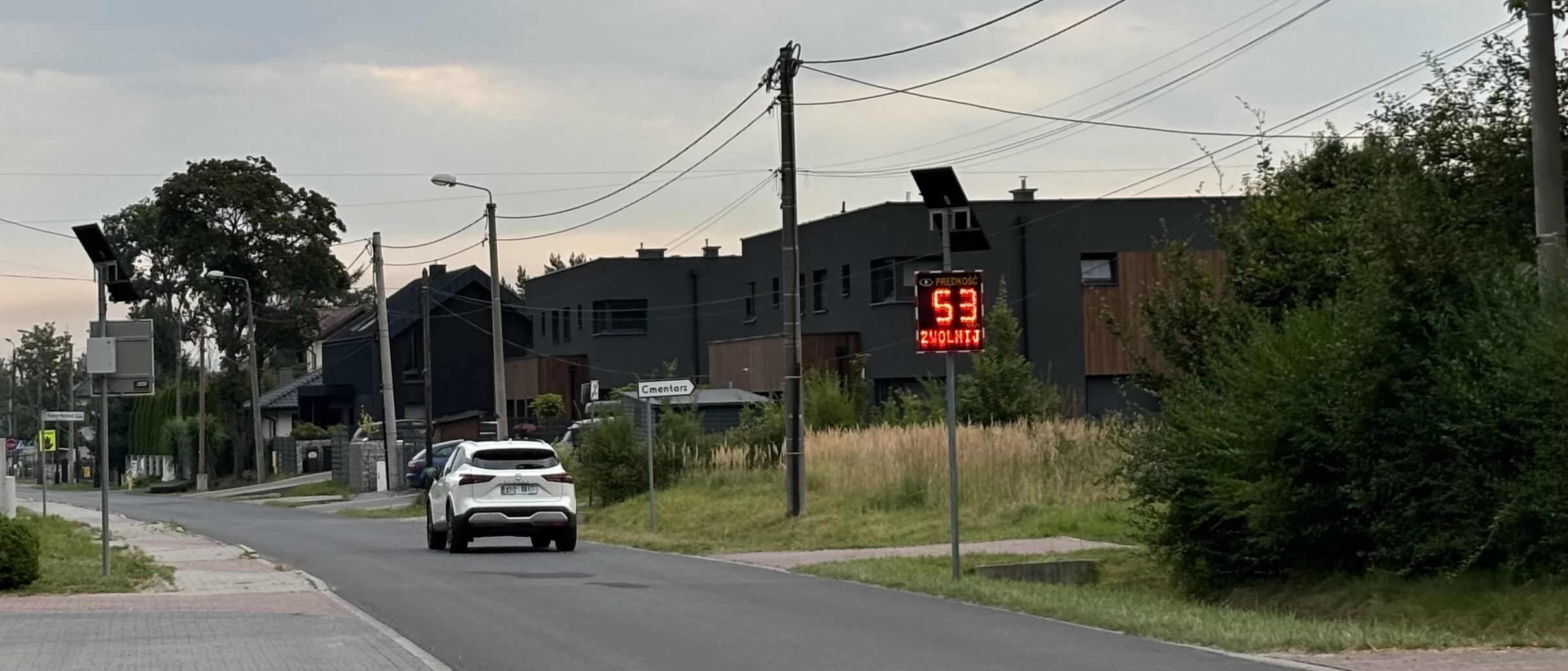 Zdjęcie przedstawia samochód na jezdni