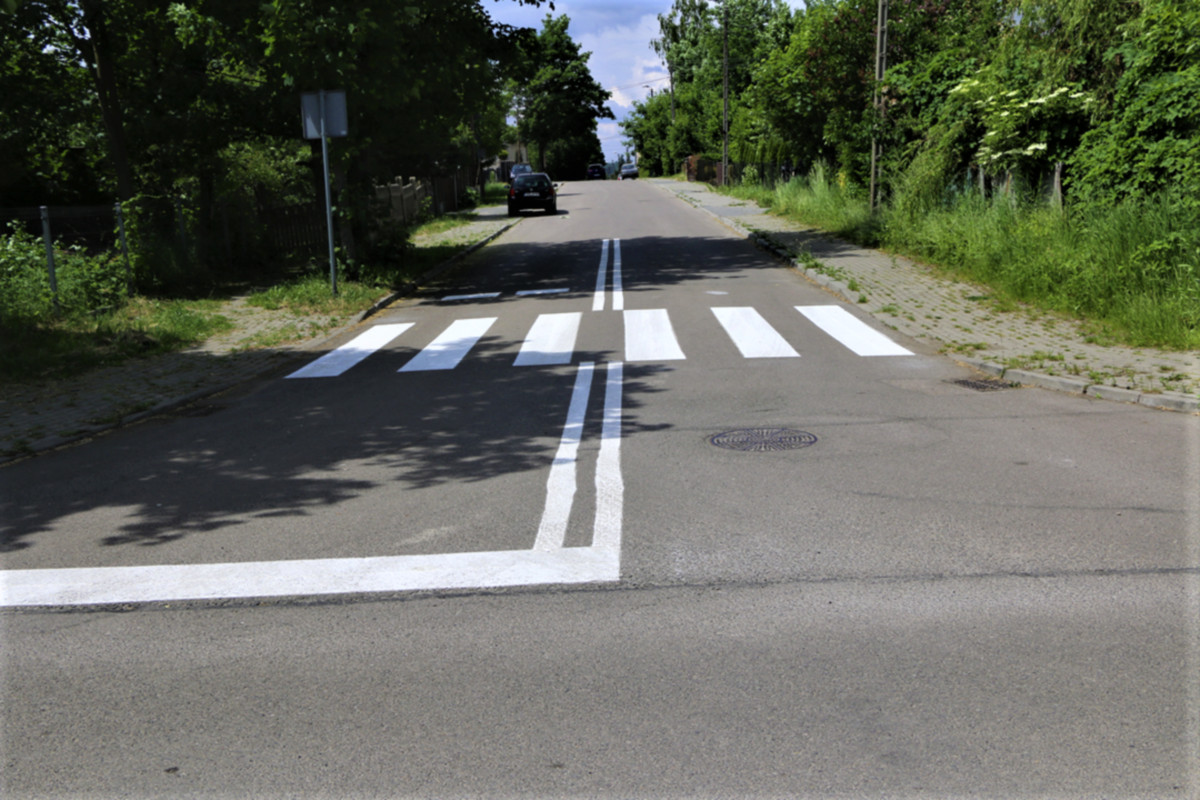 Na zdjęciu widać jezdnię z namalowanym przejściem dla pieszych.