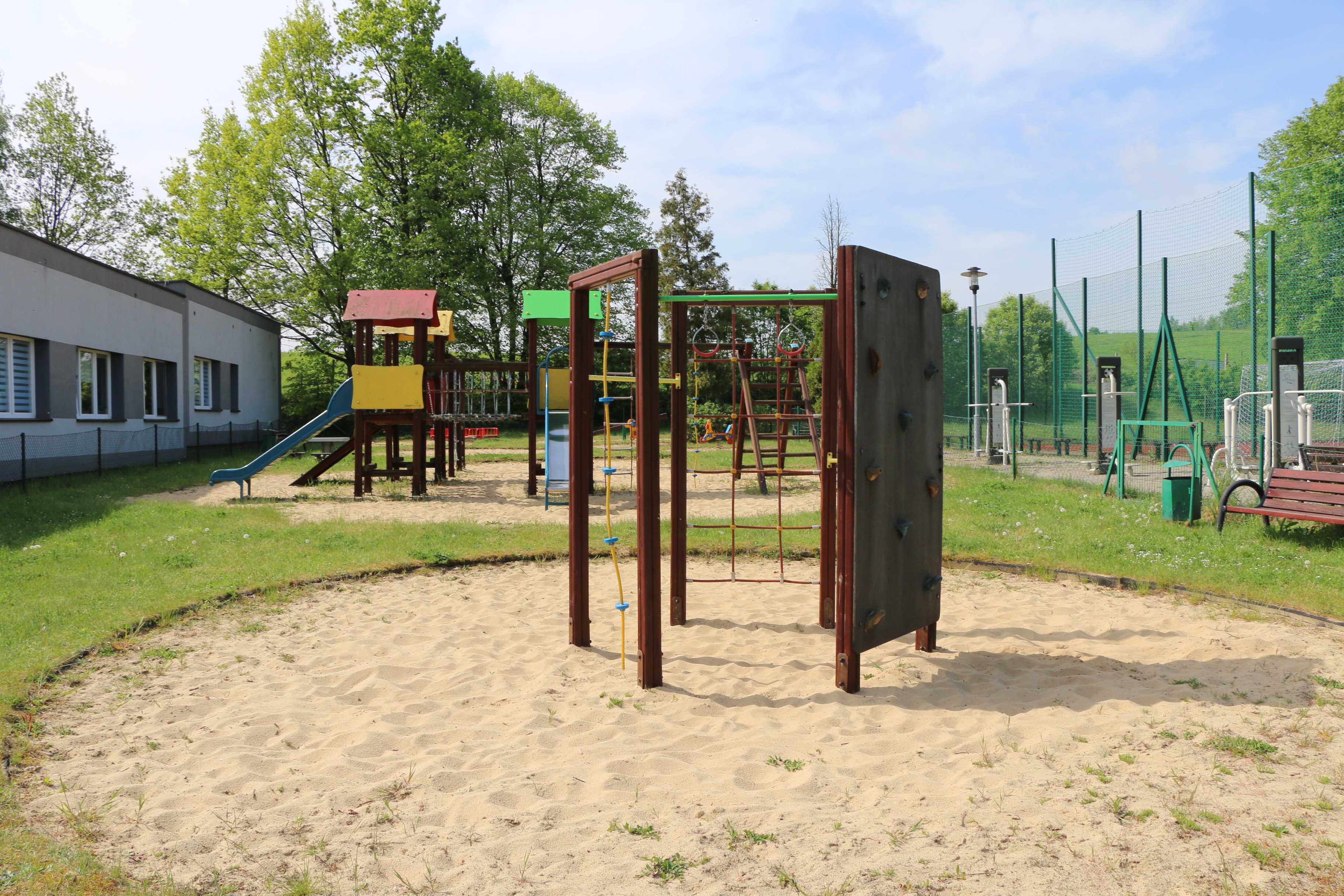 Na zdjęciu widać plac zabaw przy byłej szkole w Malinowicach, który już niedługo przejdzie modernizację.