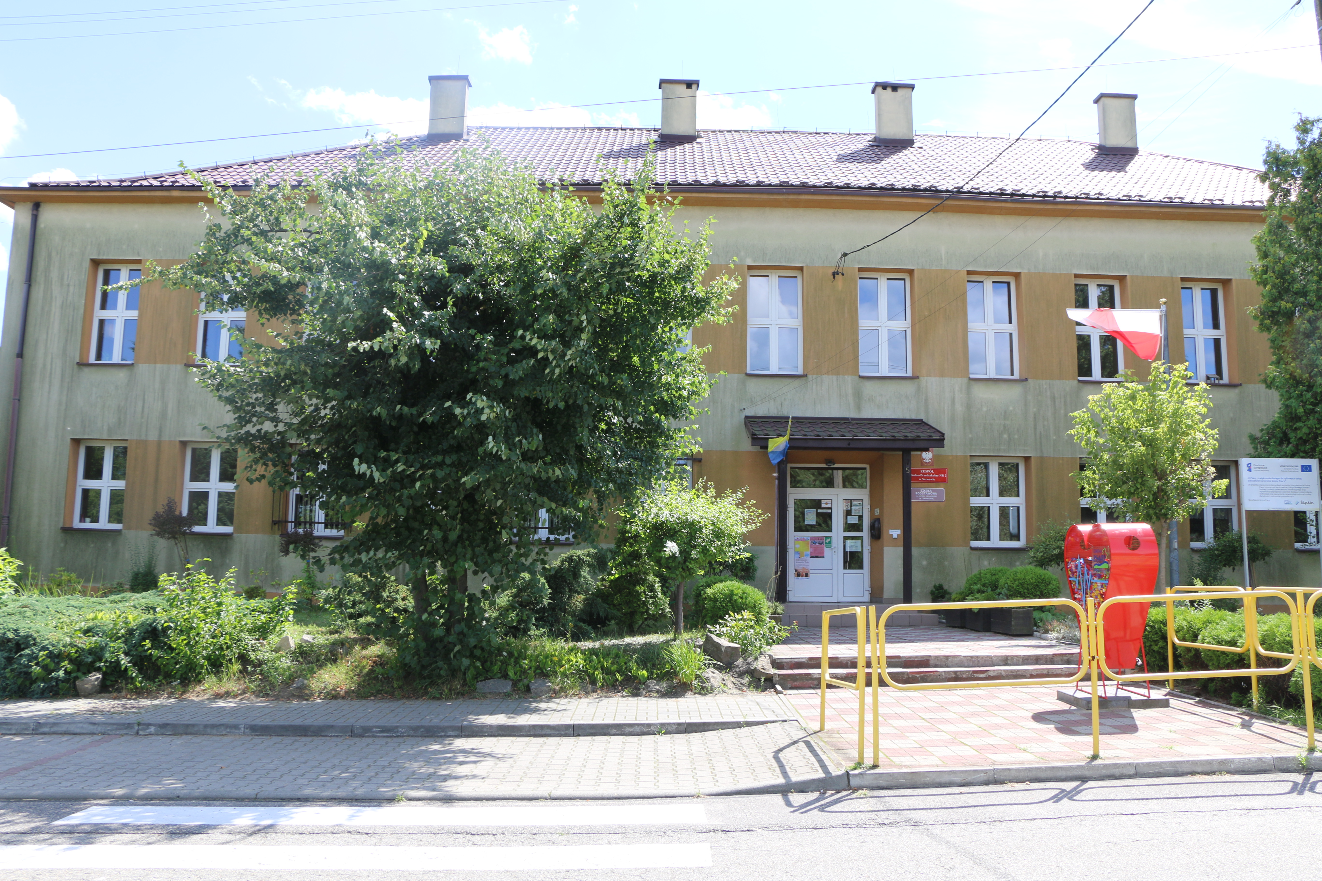 Zdjęcie przedstawia budynek Szkoły podstawowej w Sarnowie, od ulicy Szkolnej w Sarnowie.