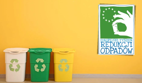 Zdjęcie przedstawia 3 pojemniki na odpady w kolorach: biały, zielony, żółty, plakat Europejskiego Tyogodnia Redukacji Odpadów, na tle żółtej ściany