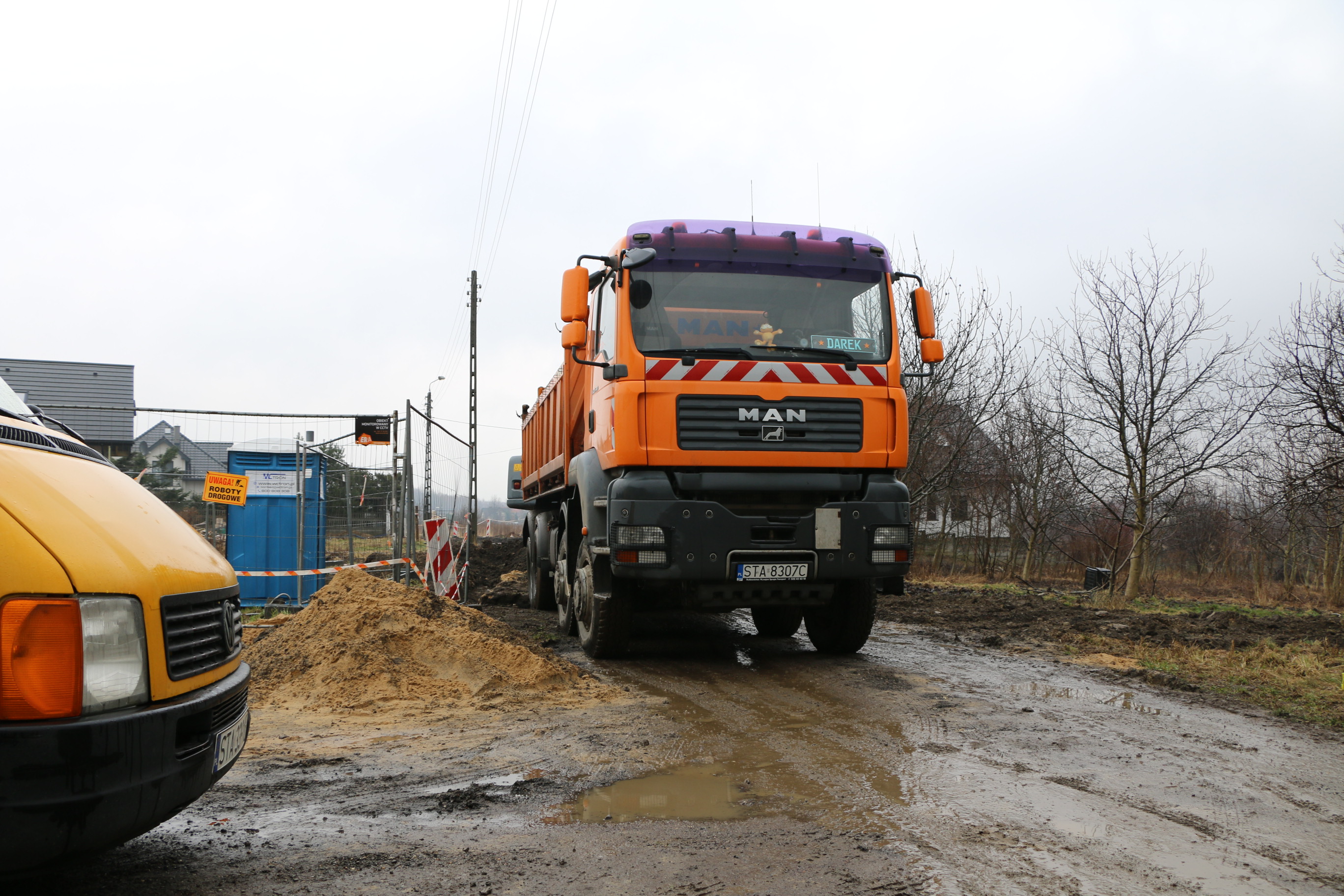 Fotografia przedstawia remontowaną drogę i ciężarówkę