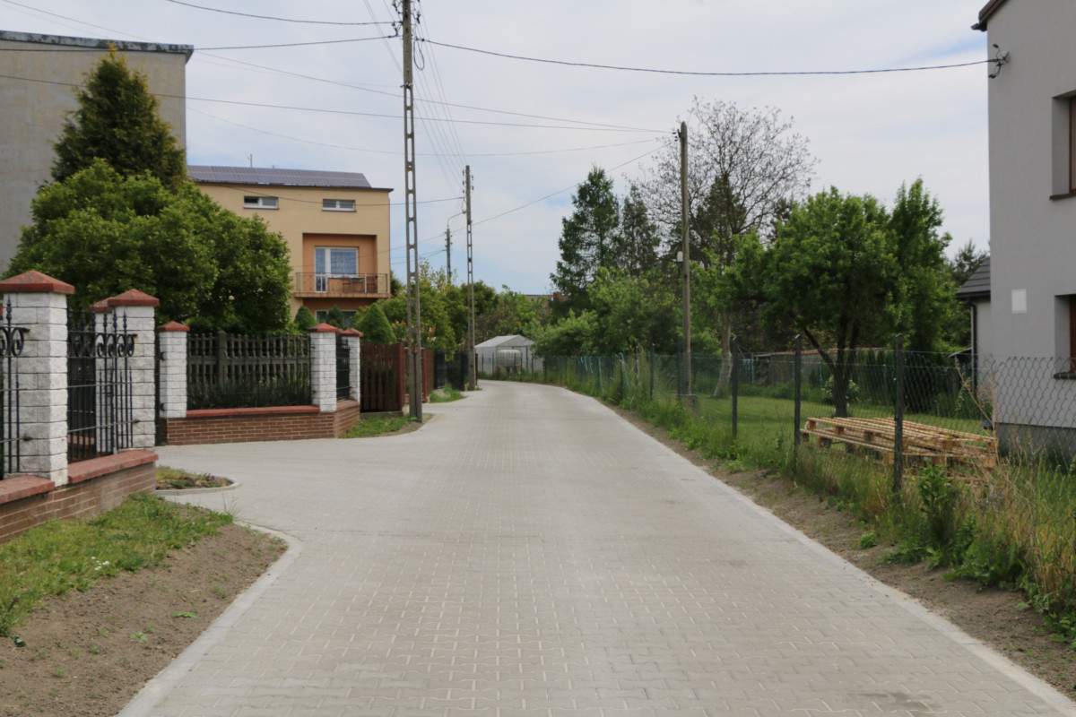 Fotografia przedstawia drogę z kostki brukowej