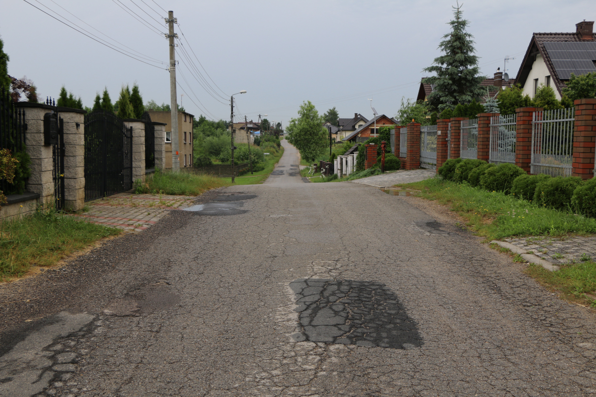 Zdjęcie przedstawia ul. kolejową w Psarach przed remontem