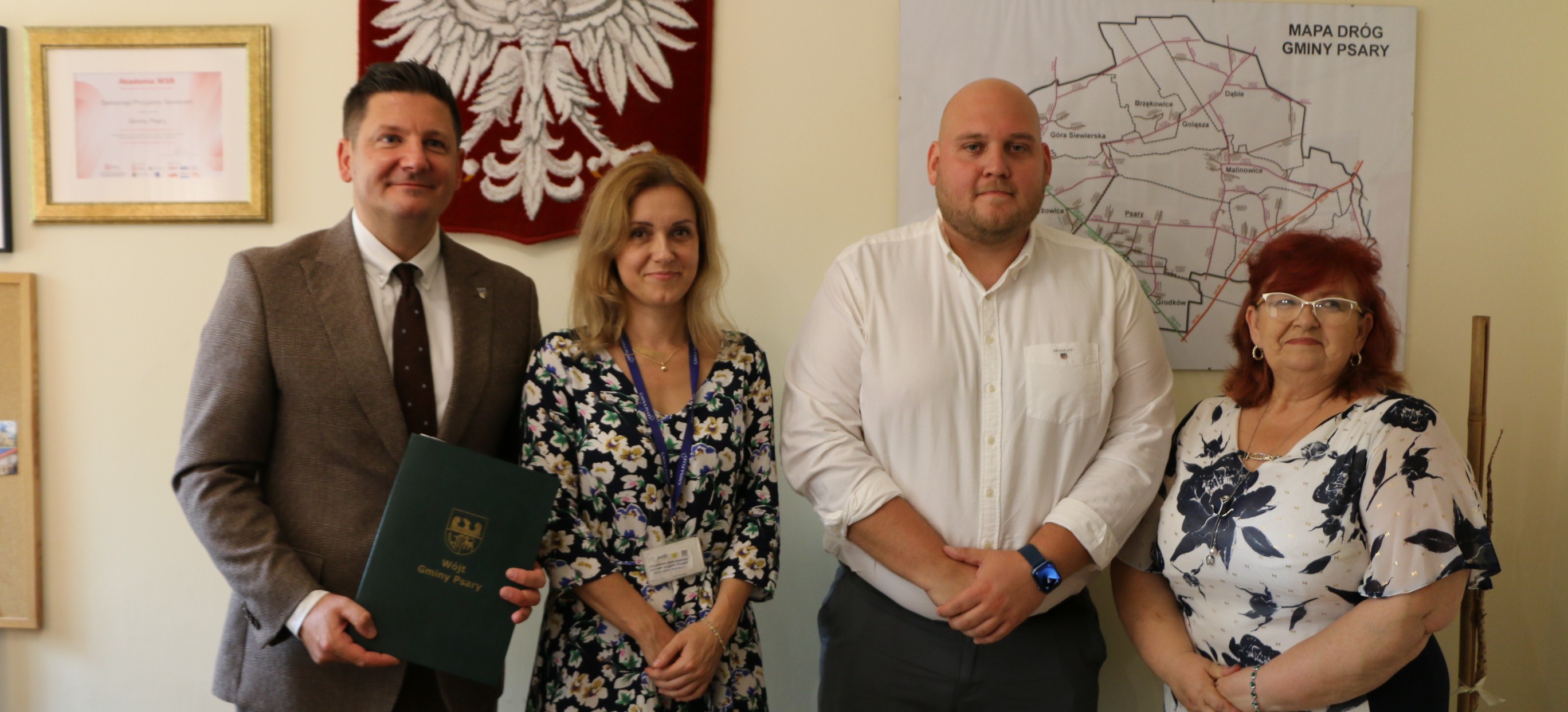 Zdjęcie przedstawia osoby uczestniczące w podpisaniu umowy
