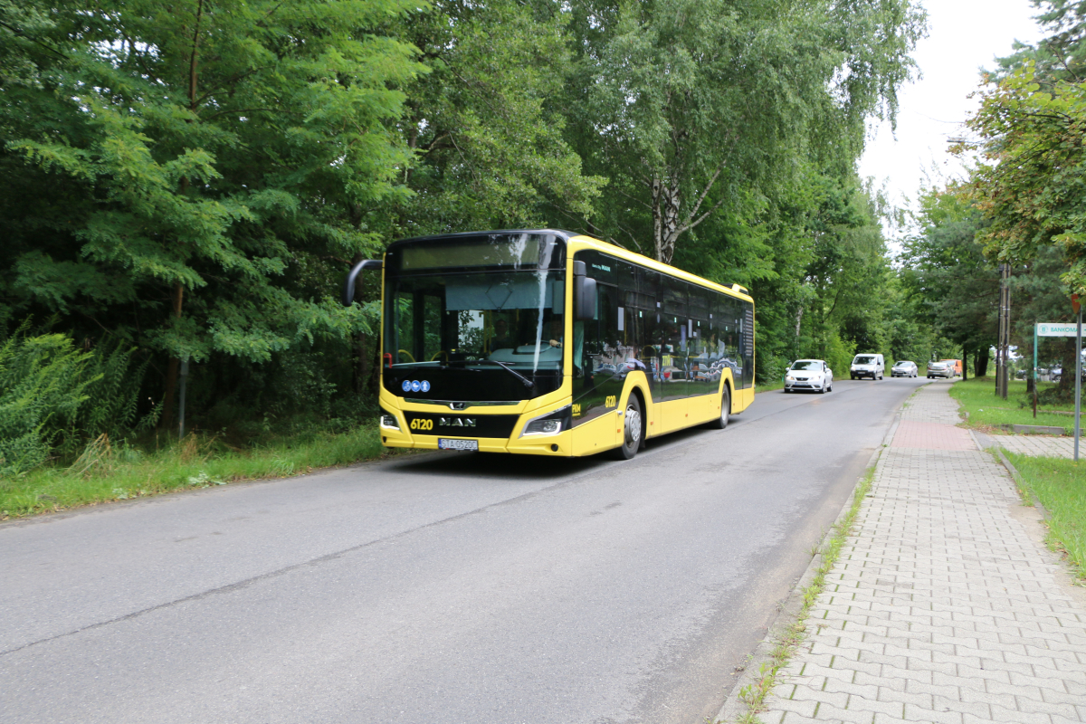 Zdjęcie przedstawia autobus metropolitalny 