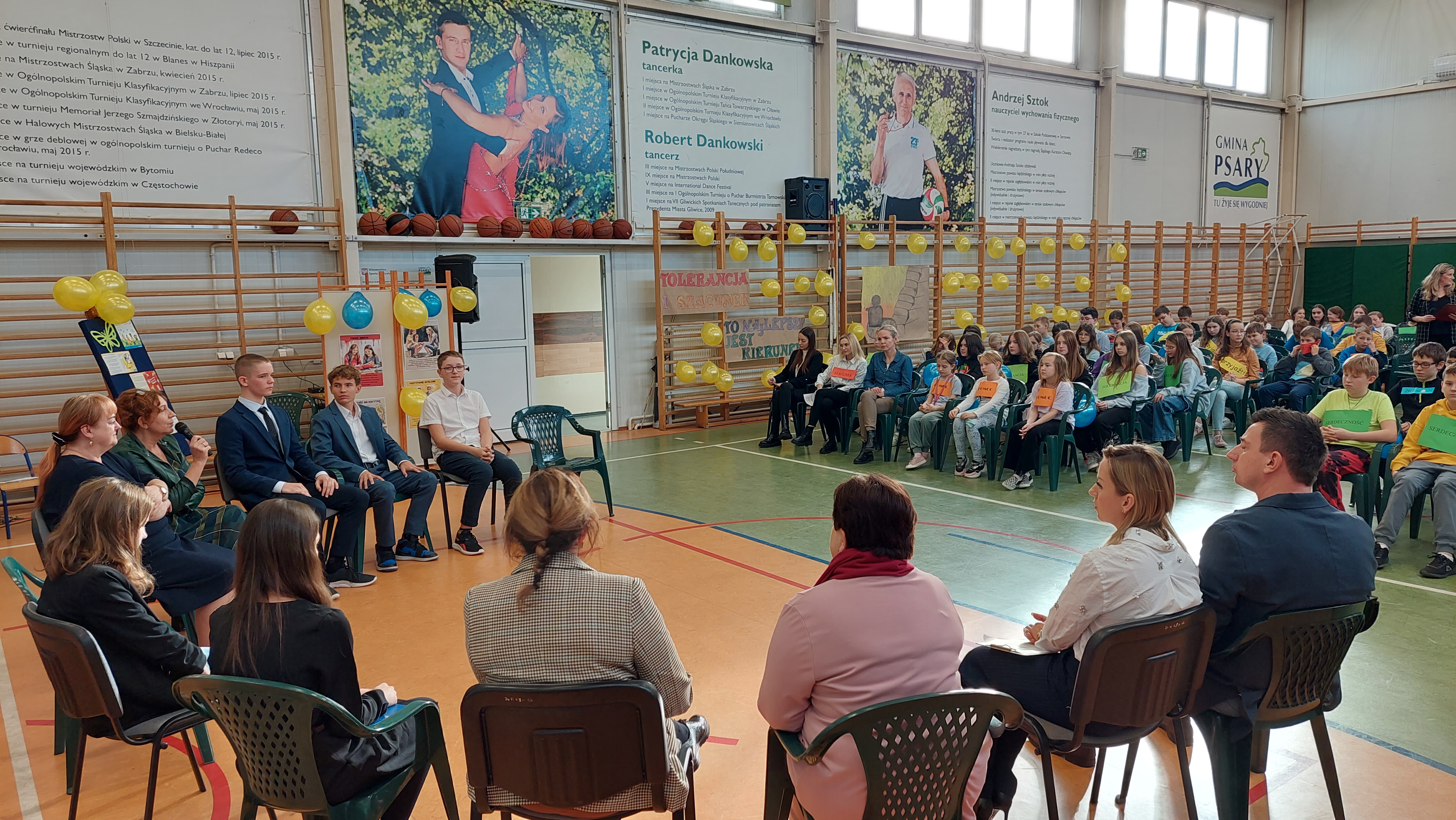 Zdjecie przedstawia uczniów podczas debaty
