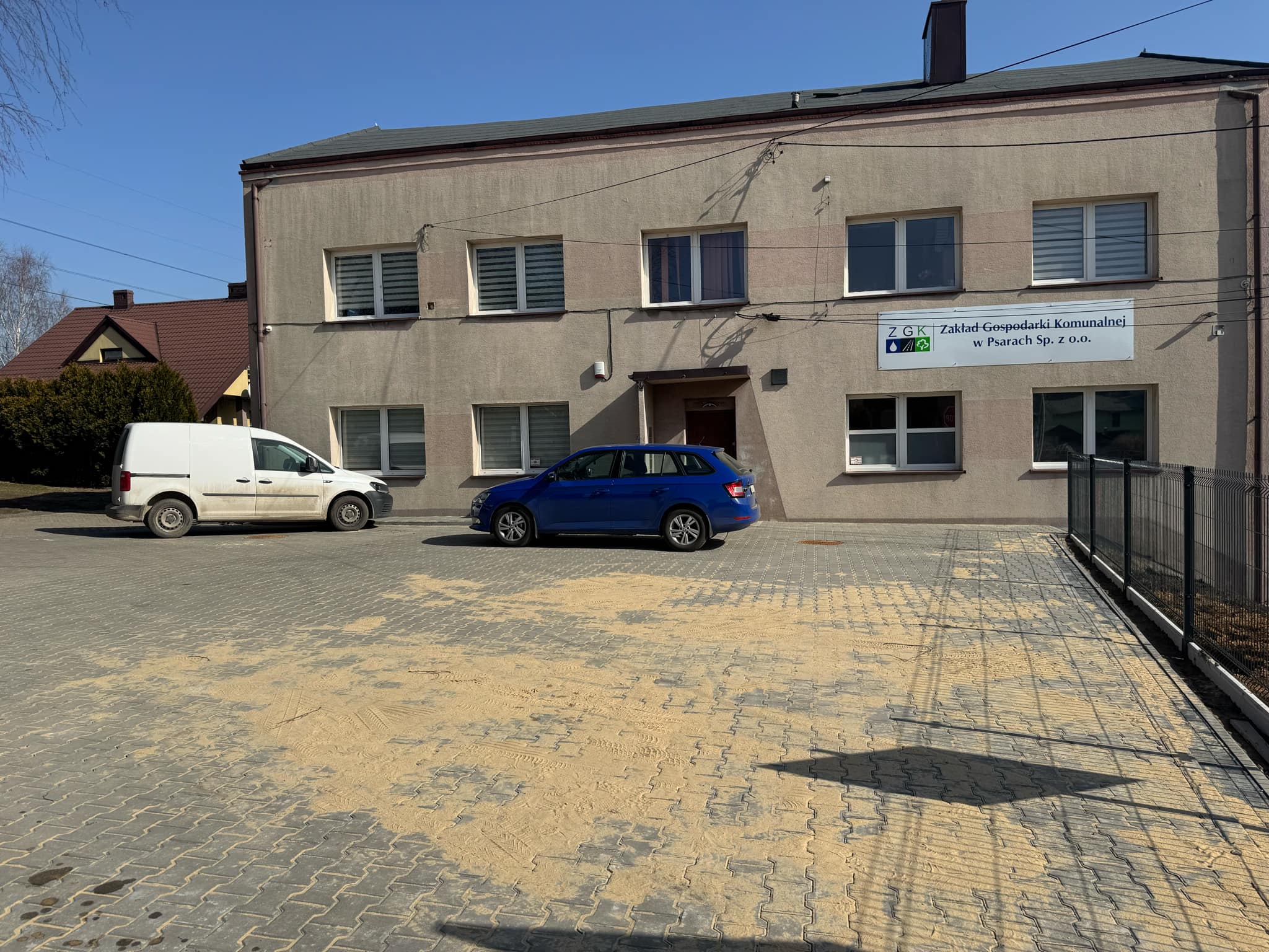 zdjęcie przedstawia parking
