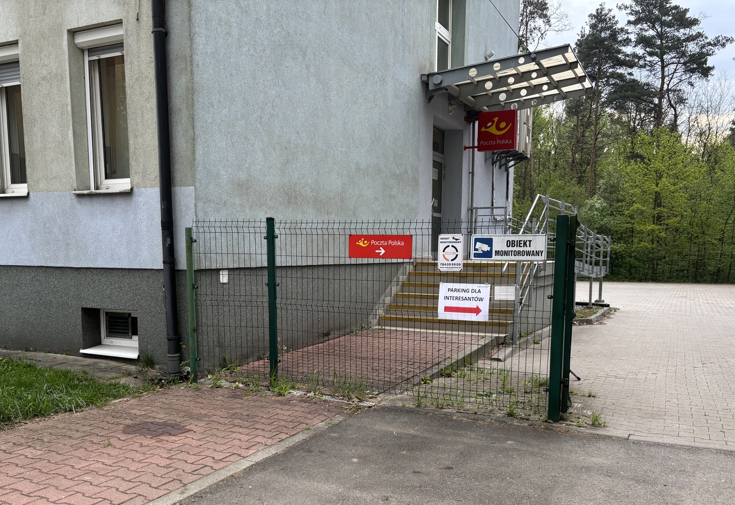Zdjęcie przedstawia alternatywne wejście do urzędu gminy