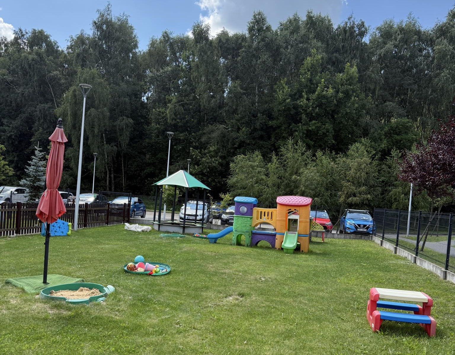 zdjęcie przedstawia plac zabaw