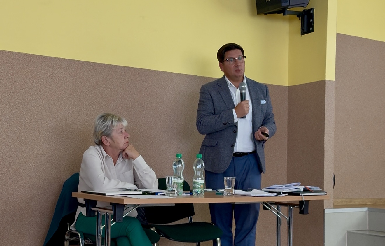 Zdjęcie przedstawia przemawiającego wójta wraz z sołtyską