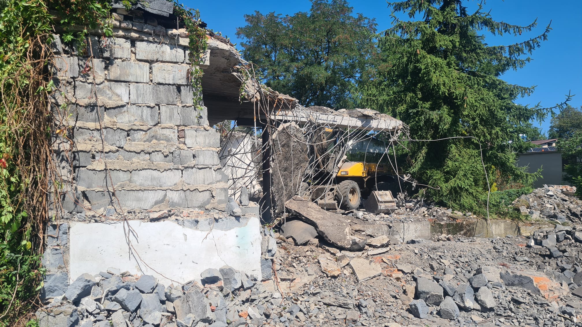 Zdjęcie przedstawia prace rozbiórkowe