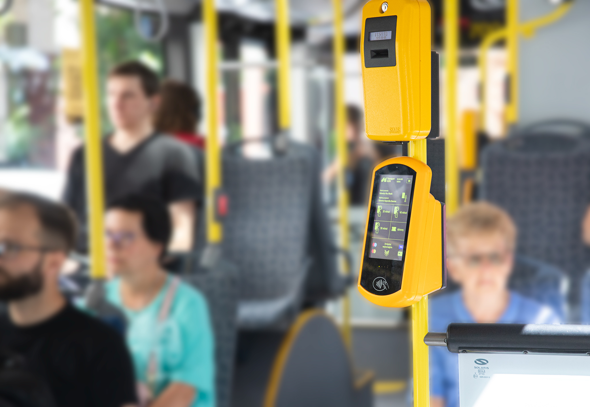 Zdjęcie przedstawia biletomat