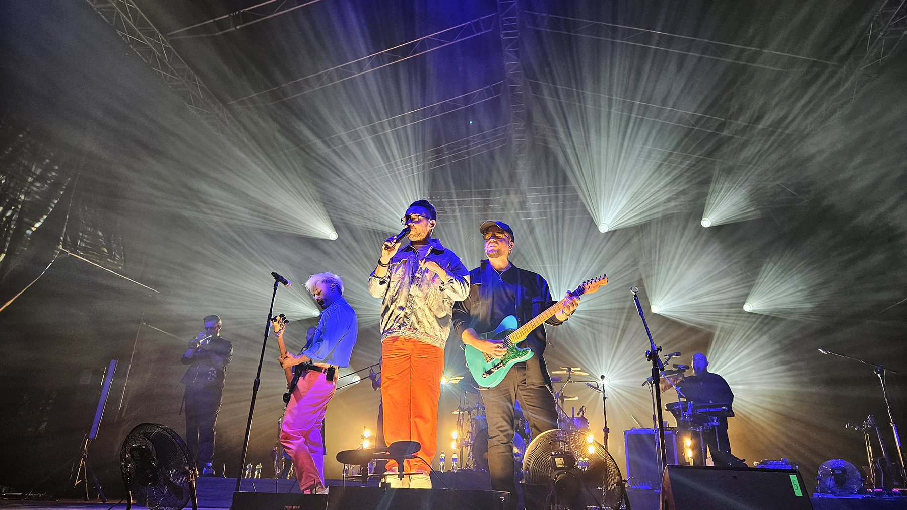 Zdjęcie przedstawia zespół na scenie podczas koncertu