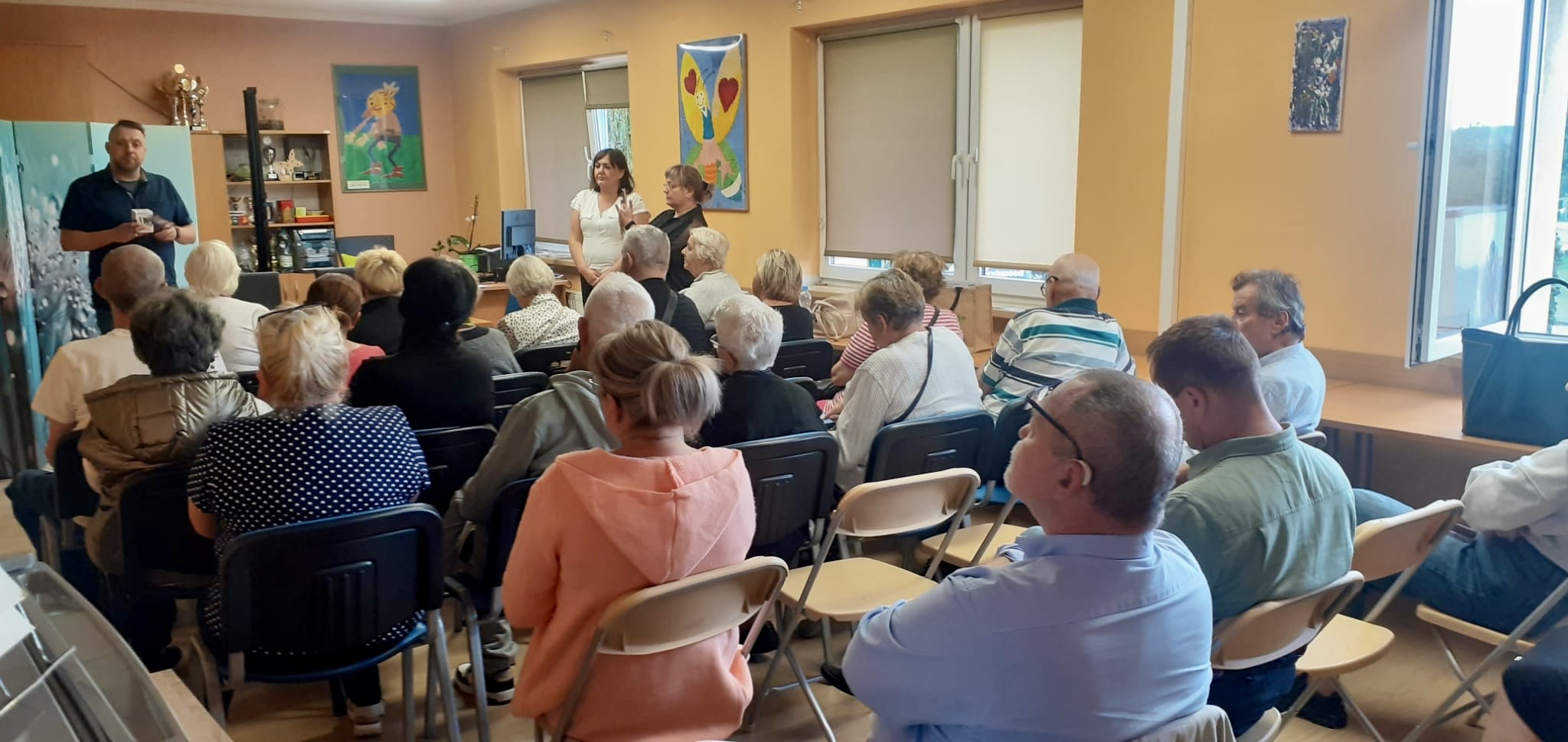 Zdjęcie przedstawia seniorów podczas wykładu