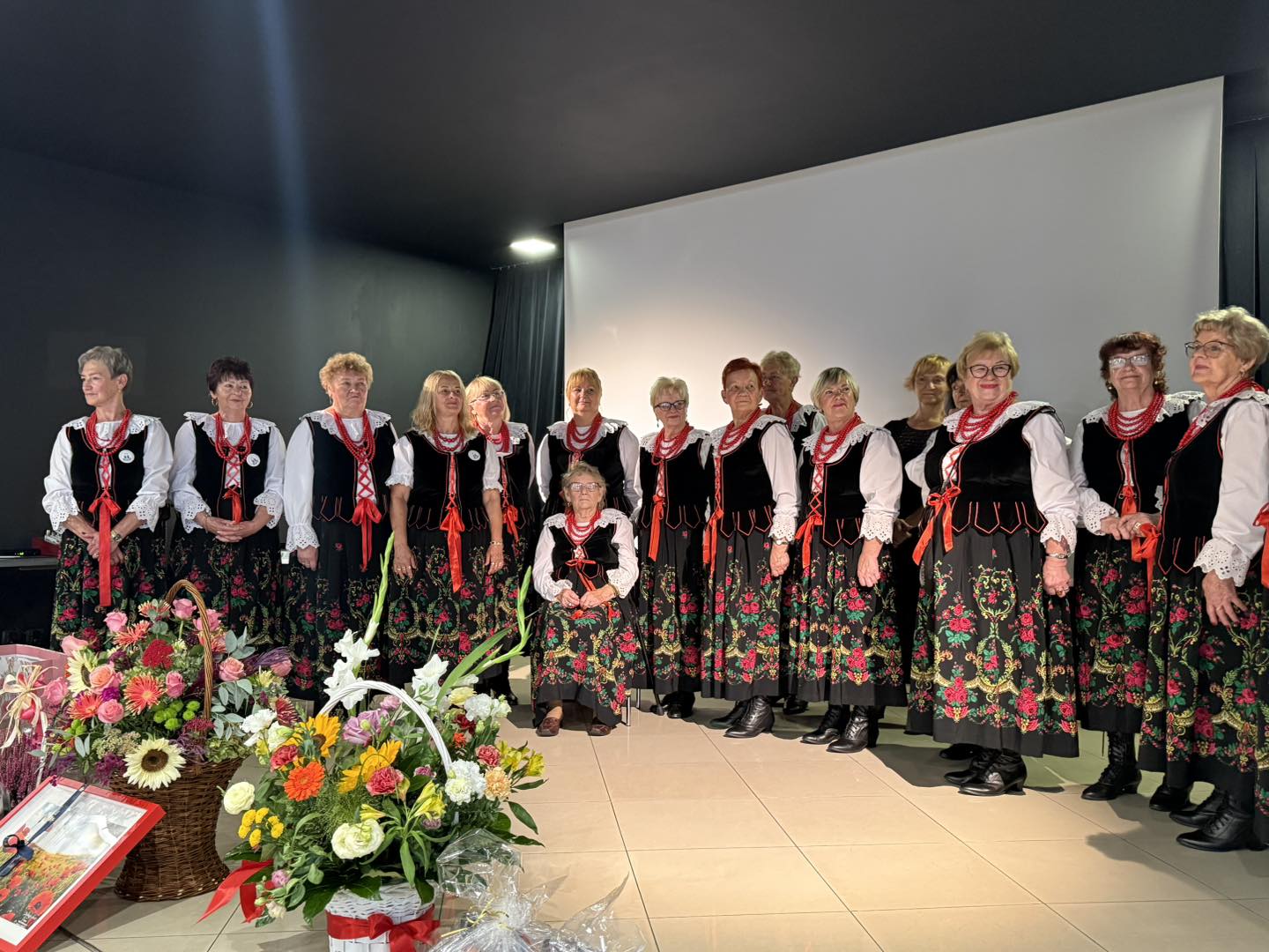 zdjęcia przedstawia grupę członkiń KGW na scenie