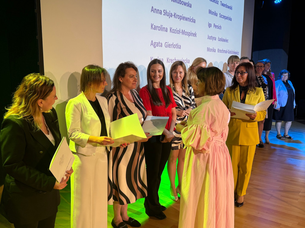 Zdjęcie przedstawia uroczystość wręczania dyplomów na scenie