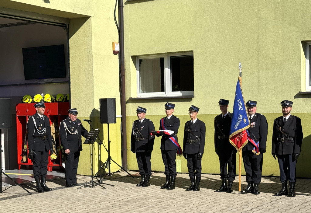 Zdjecie przedstawia strażakow podczas jubileuszu OSP