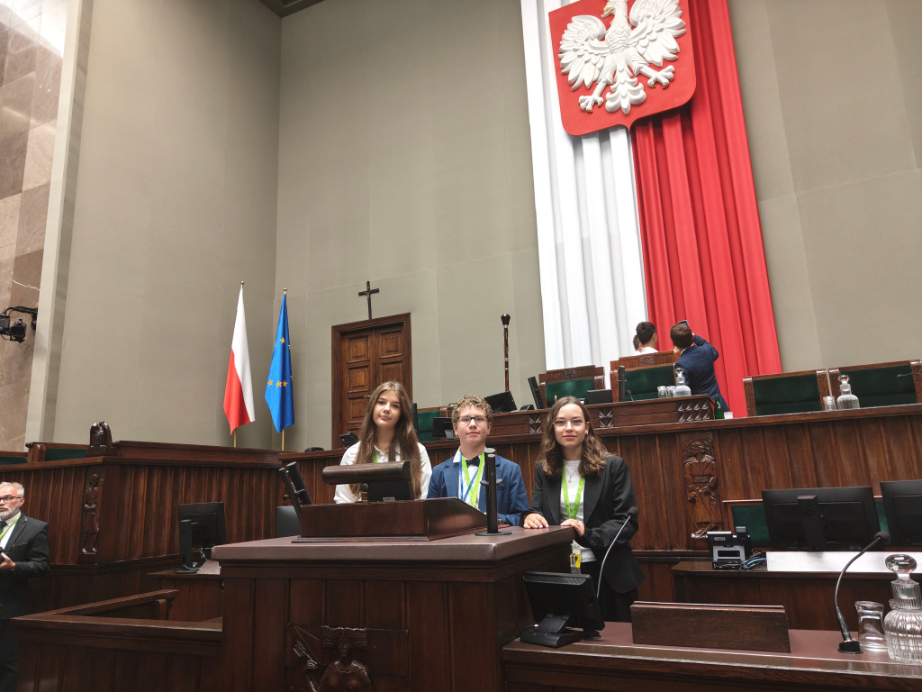 Zdjęcie przedstawia młodzież na sesji w sejmie