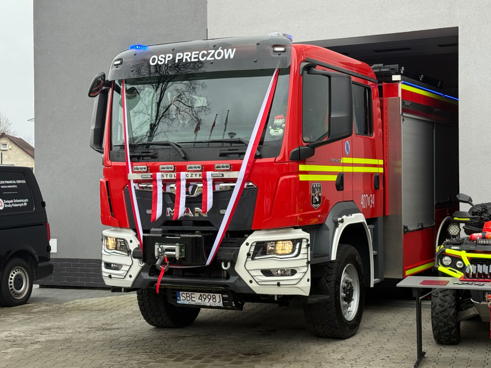 zdjęcie przedstawia wóz strażacki