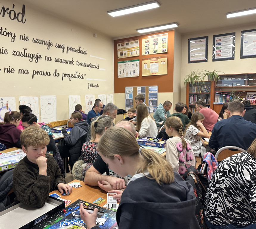 Zdjęcie przedstawia dzieci przy grach planszowych