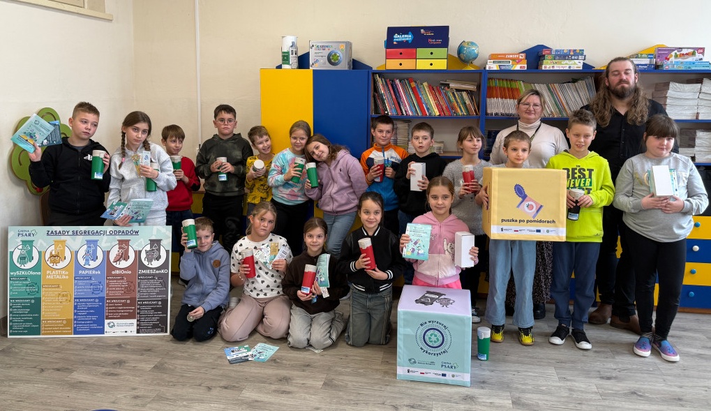 Zdjęcie przedstawaia grupe dzieci z nauczycielami