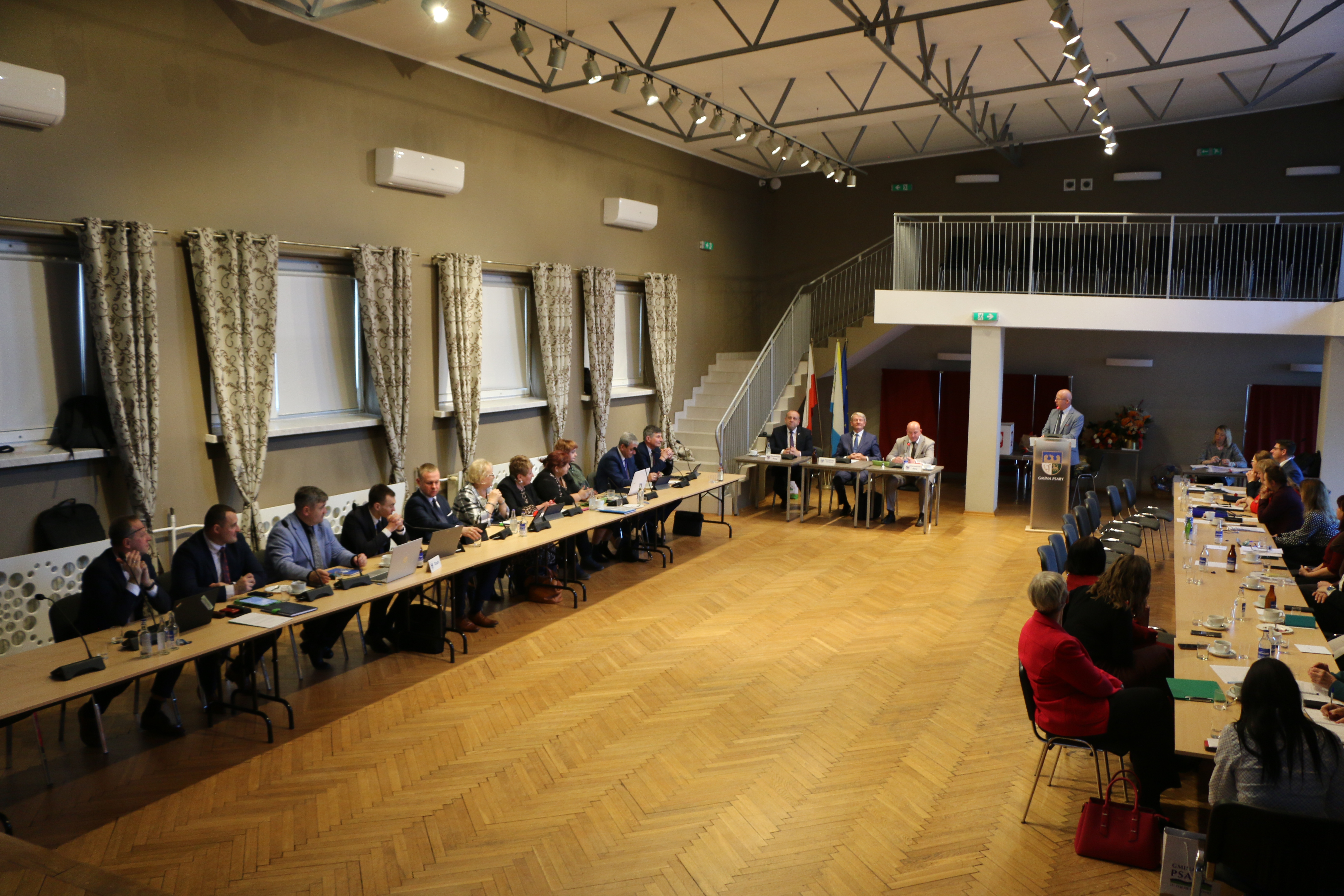 zdjęcie przedstawia sesję rady gminy