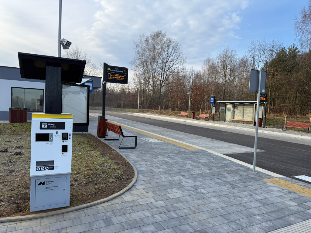 Zdjęcie przedstawia Centrum Przesiadkowe z przystankami, automatem do biletów