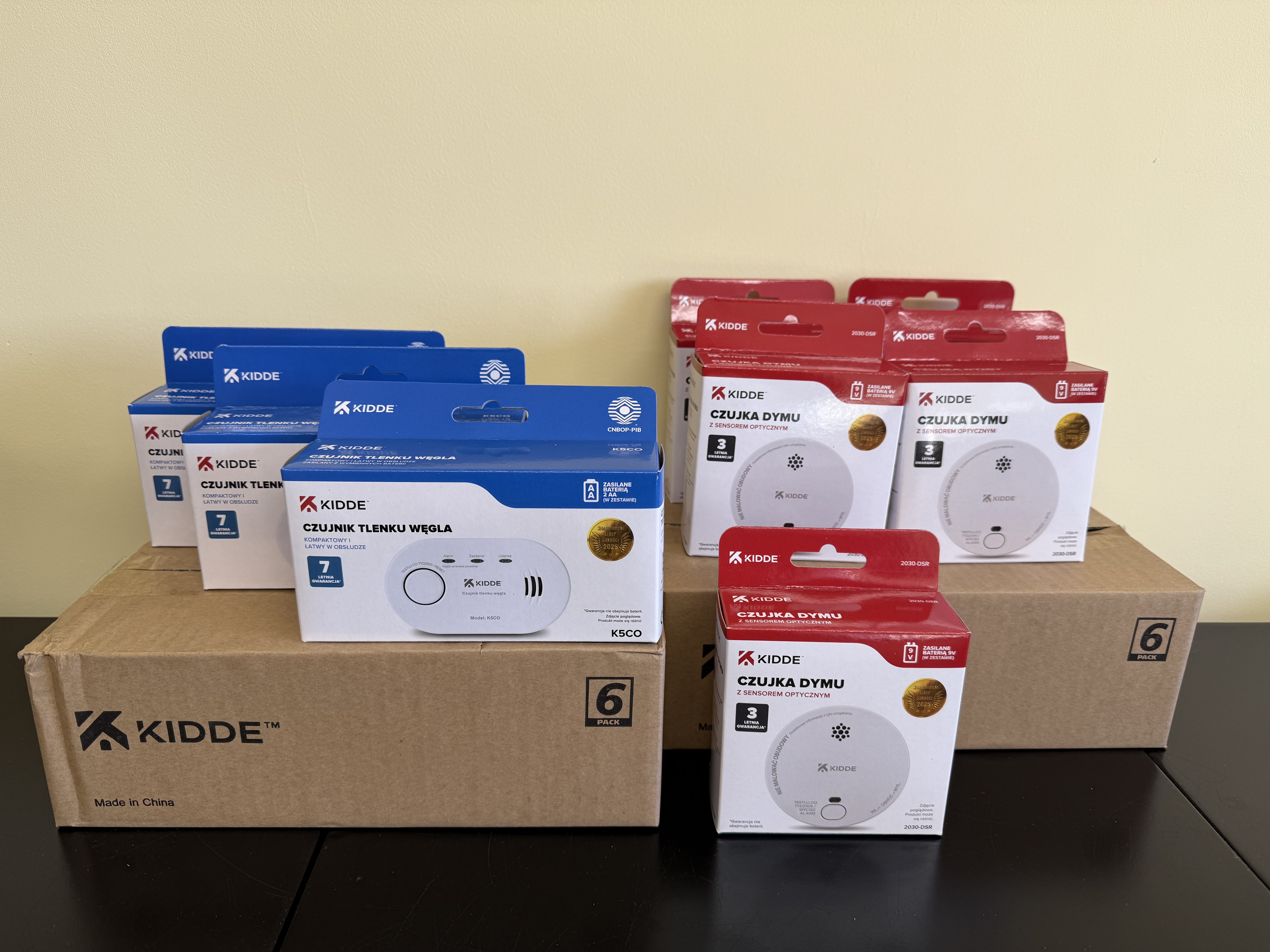 Zdjęcie przedstawia czujki dymu