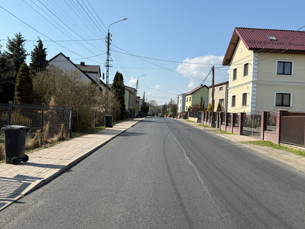 Zdjęcie przedstawia drogę po remoncie