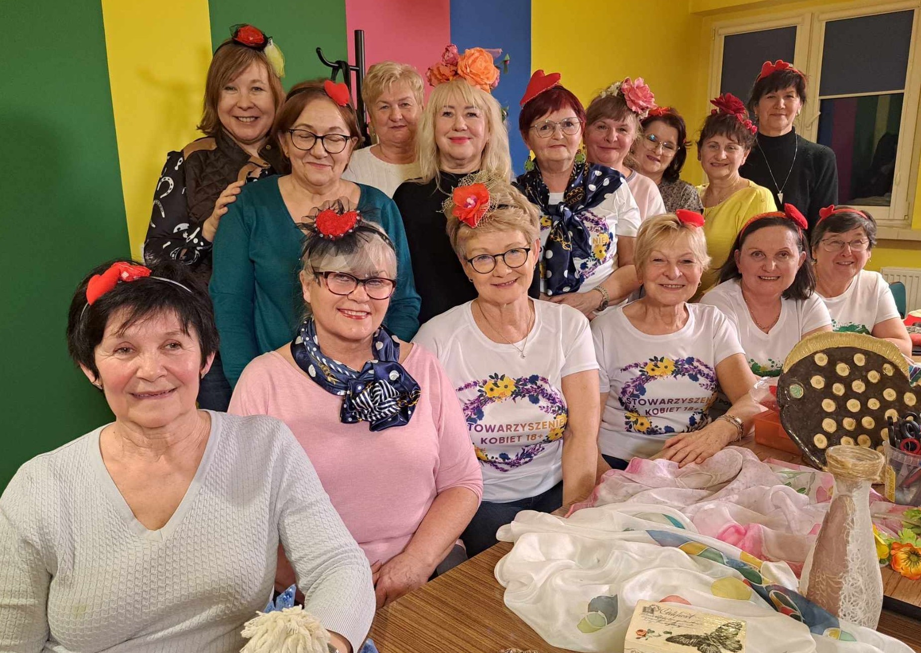 Zdjecie przedstawia grupę kobiet